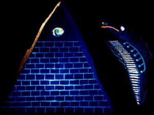 piramide-nera-fluorescente
